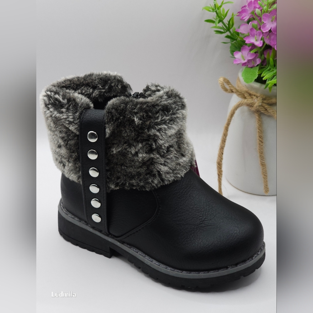 RUGGED BEAR girls size 7 black with faux fur low top‎ boots